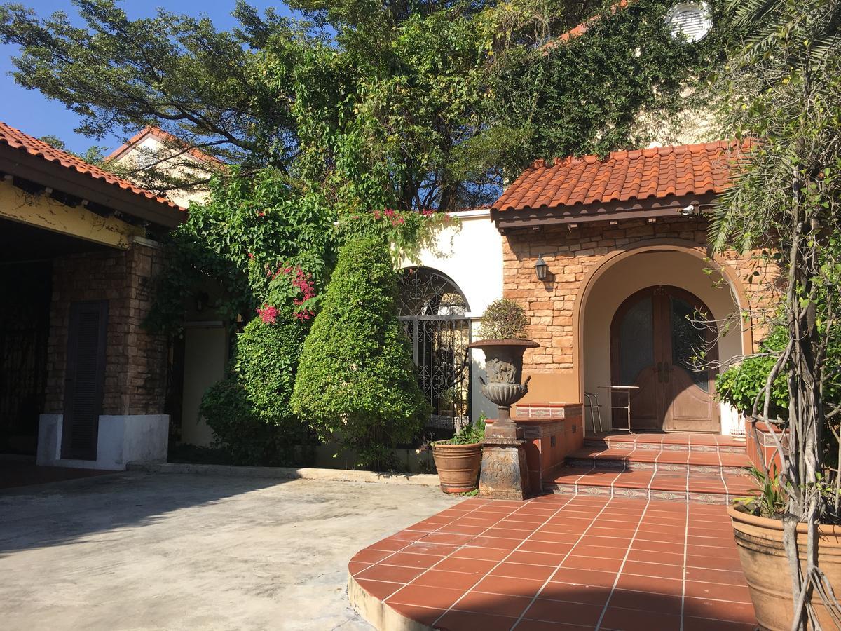 Prompimarn Villa Toscana Bangkok Exteriör bild